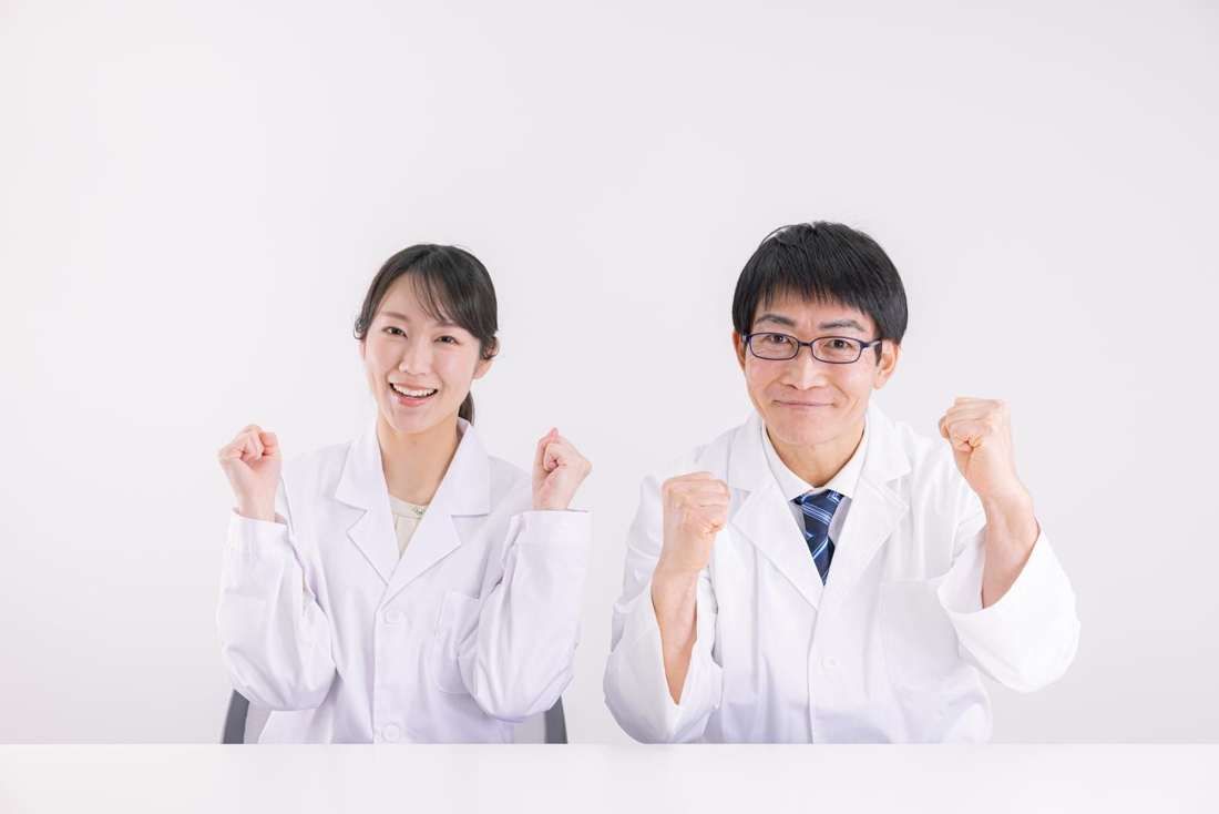 笑顔でガッツポーズをする二人