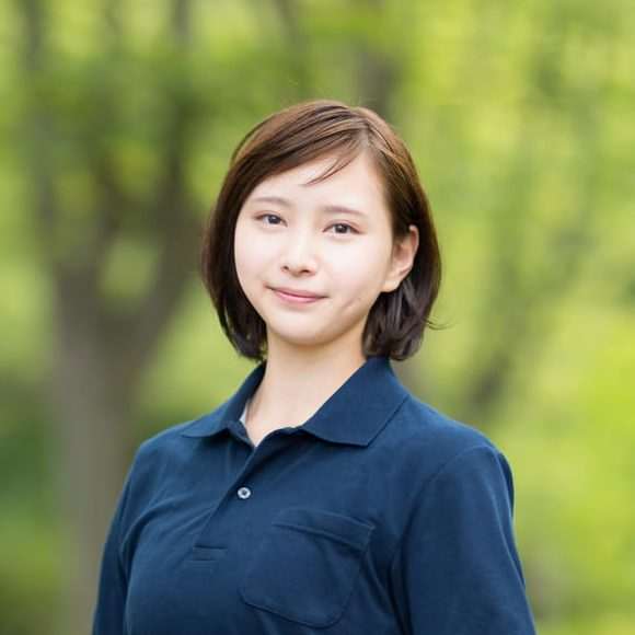 スタッフの女性