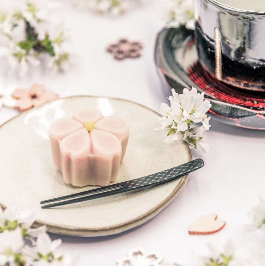 桜の形の和菓子と抹茶
