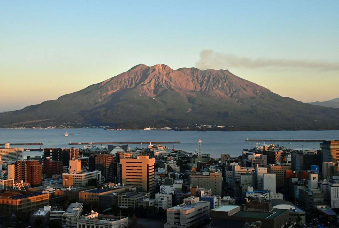 鹿児島の街並みと桜島