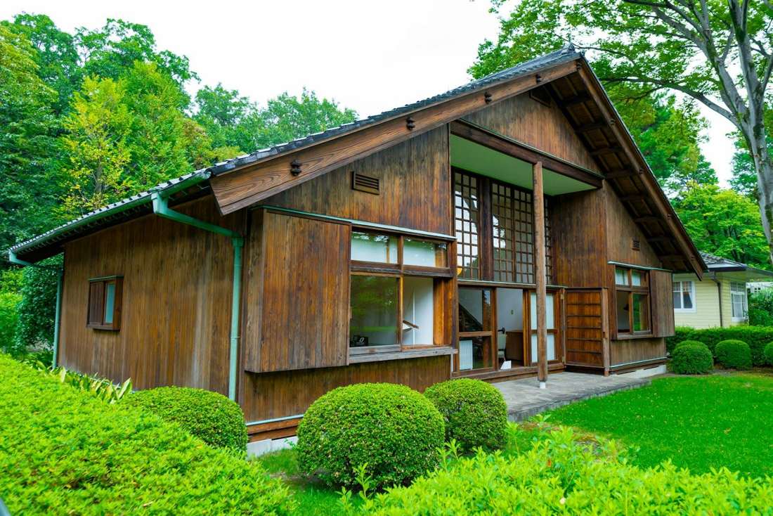 緑に囲まれた木造の平屋